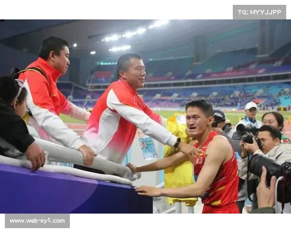 赛场温情瞬间频现，运动员与观众互动暖人心